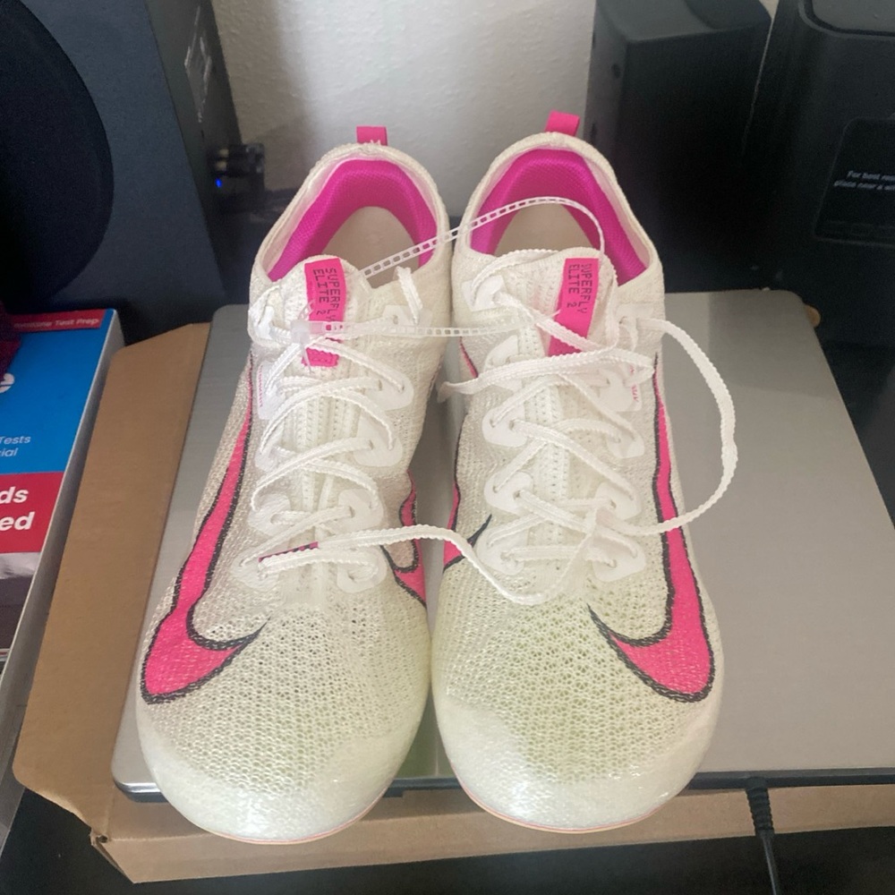 Nike White and Pink Athletic Shoes with Vibrant Swoosh